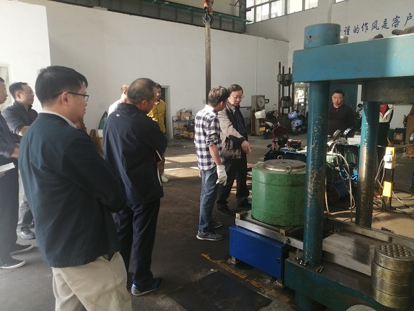 照片：专家组现场了解设备性能，指导设备验收1.jpg