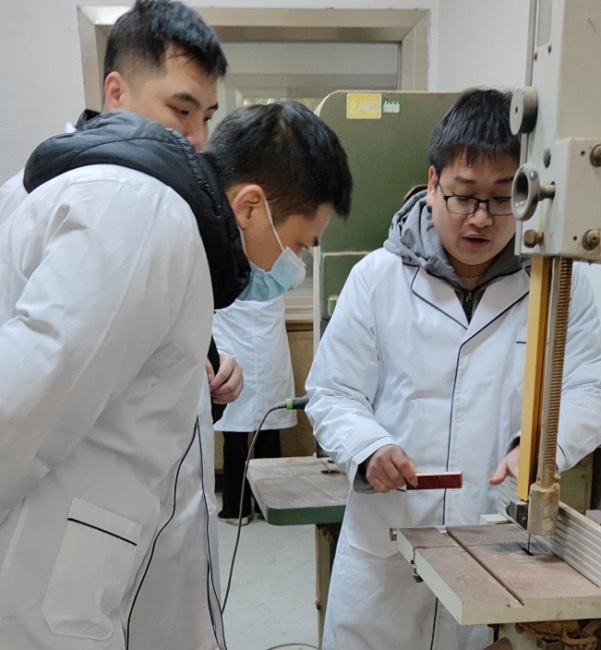 人造板产品样品锯制实验室技术交流活动现场2.jpg